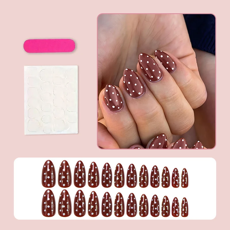 Kunstnagelset mit Polka-Dot Design und leichtem Aufkleber Brehn