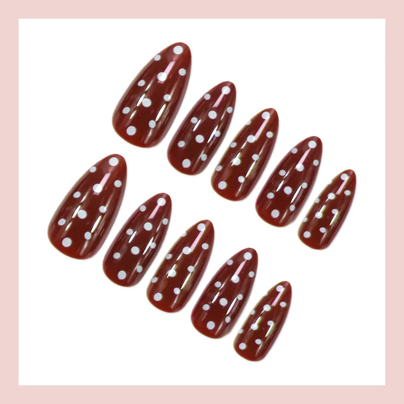 Kunstnagelset mit Polka-Dot Design und leichtem Aufkleber Brehn