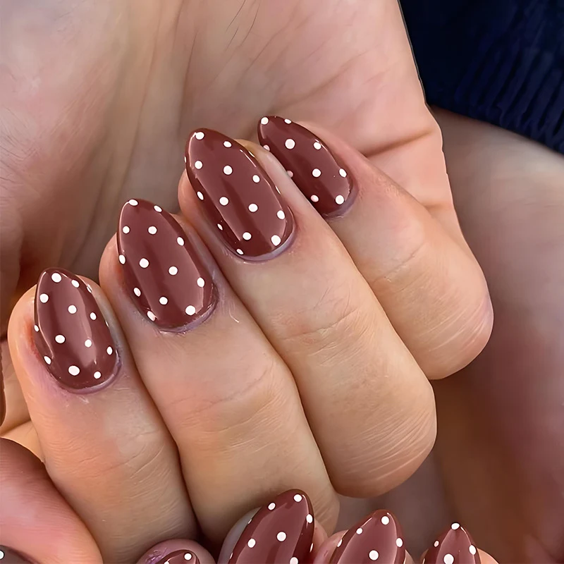 Kunstnagelset mit Polka-Dot Design und leichtem Aufkleber Brehn