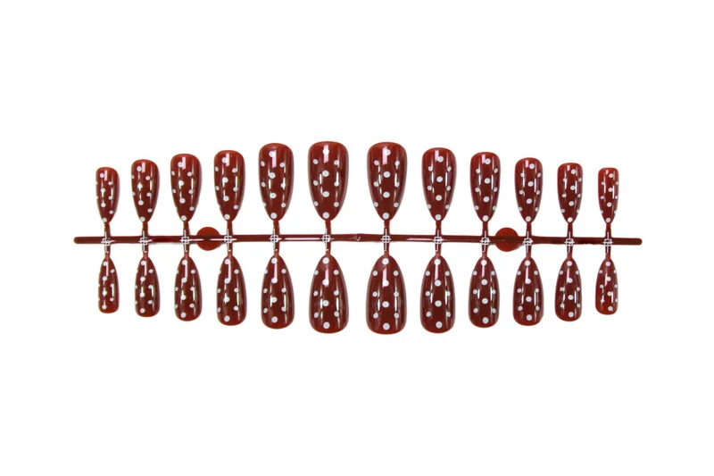 Kunstnagelset mit Polka-Dot Design und leichtem Aufkleber Brehn