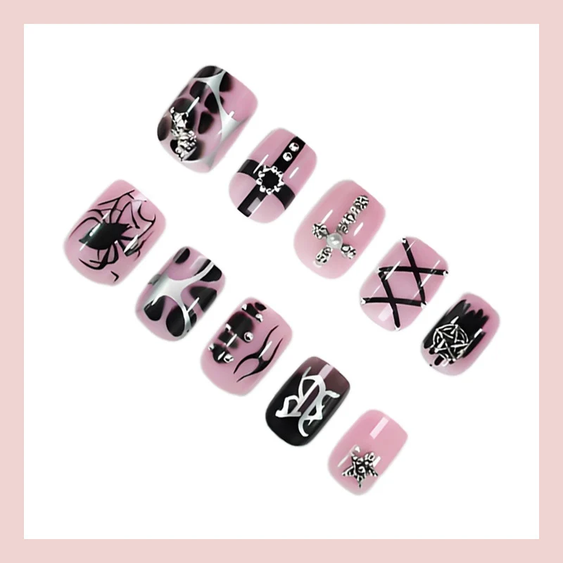 Kunstnagelset mit kreativen Halloween-Motiven und glamourösen Akzenten Brehn