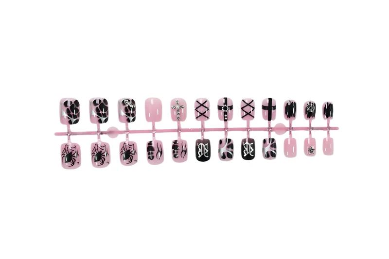 Kunstnagelset mit kreativen Halloween-Motiven und glamourösen Akzenten Brehn