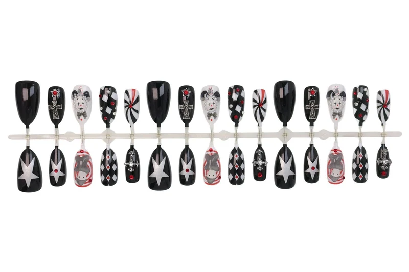 Kunstnagelset mit kreativen Halloween-Motiven und eleganten Akzenten Brehn