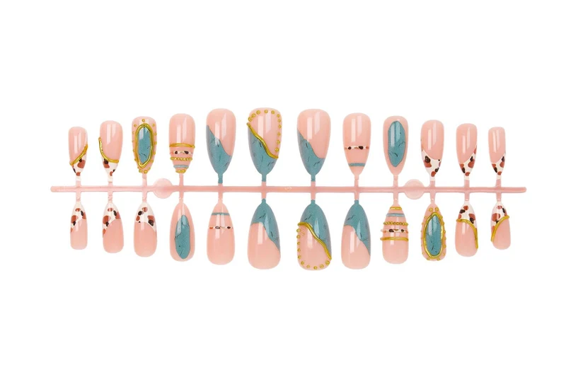 Kunstnagelset mit luxuriösen Dekorationselementen und eleganten Designs Brehn