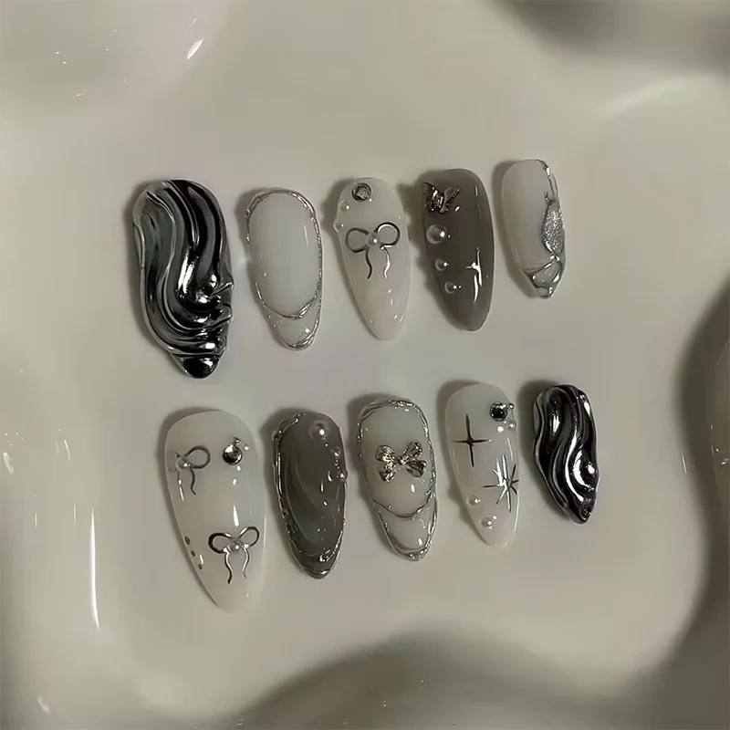 Kunstnagelset mit luxuriösen 3D-Verzierungen und eleganten Stein-Akzenten Brehn