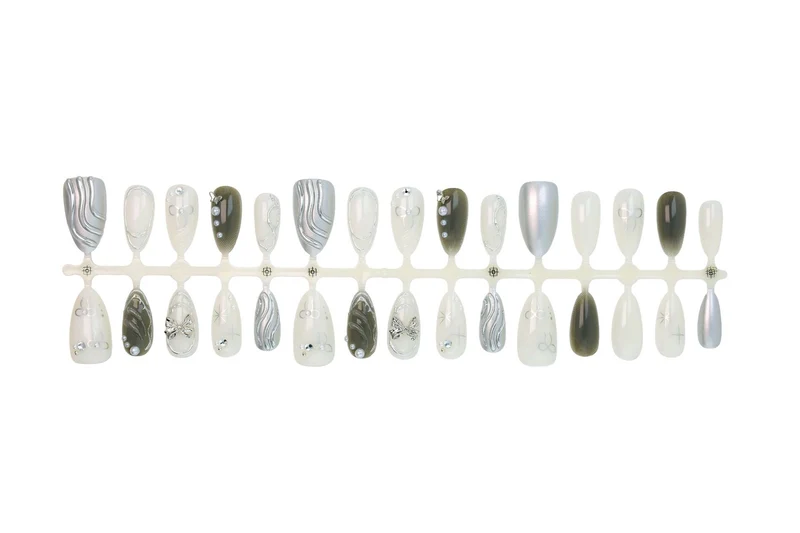 Kunstnagelset mit luxuriösen 3D-Verzierungen und eleganten Stein-Akzenten Brehn