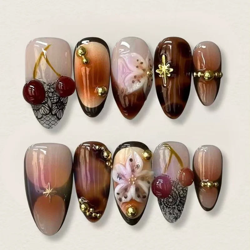 Kunstnagelset mit luxuriösen 3D-Verzierungen und eleganten Motiven Brehn