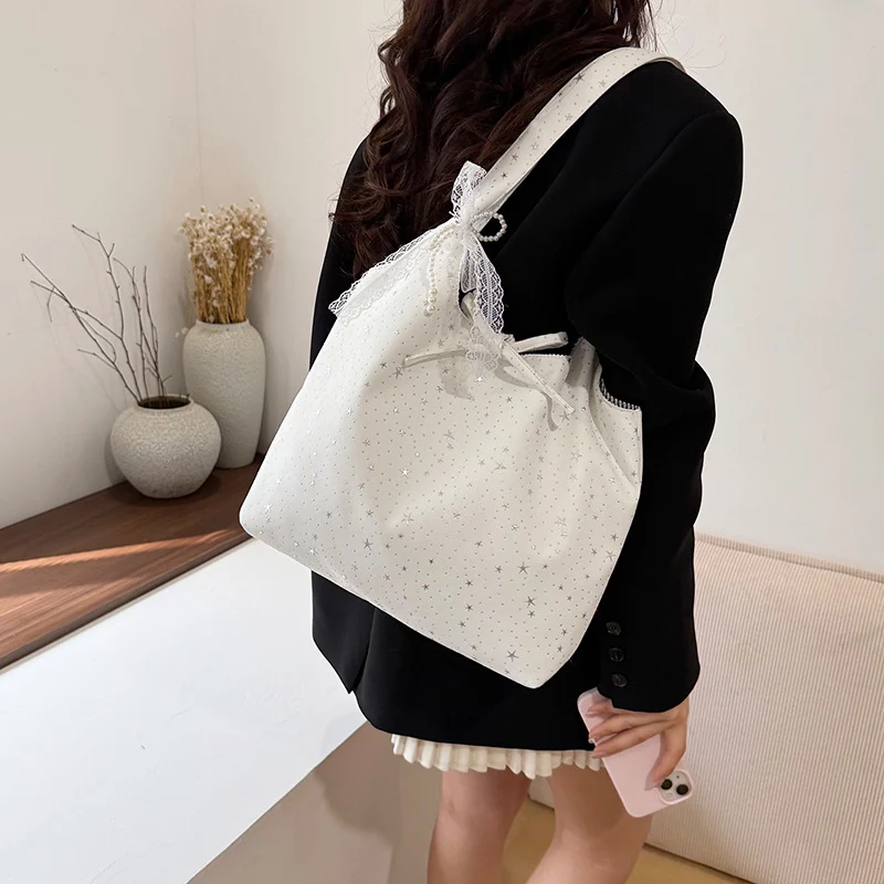 Stylische mit Sternen verzierte Schultertasche