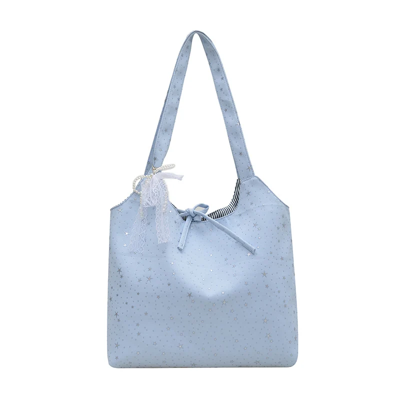 Stylische mit Sternen verzierte Schultertasche