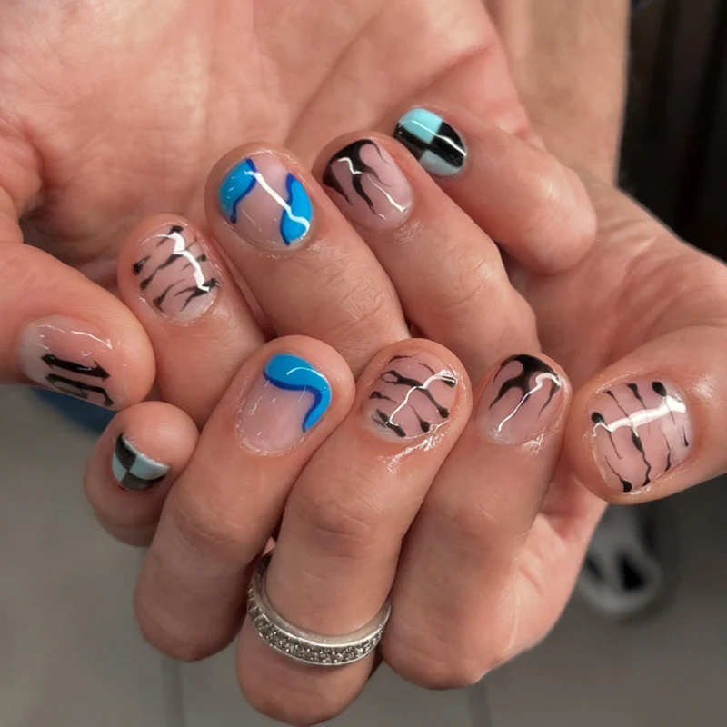 Kunstnagelset mit modernen grafischen Designs und schimmernden Akzenten Brehn