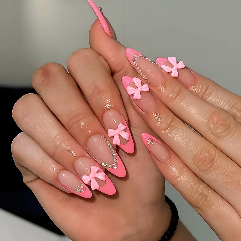 Kunstnagelset mit verspielten Blumendekoren und eleganten Glitzerakzenten Brehn