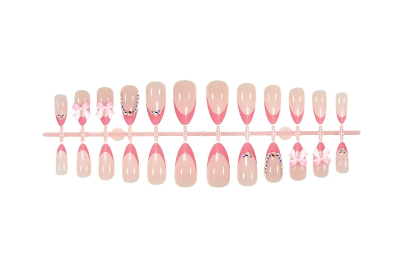 Kunstnagelset mit verspielten Blumendekoren und eleganten Glitzerakzenten Brehn