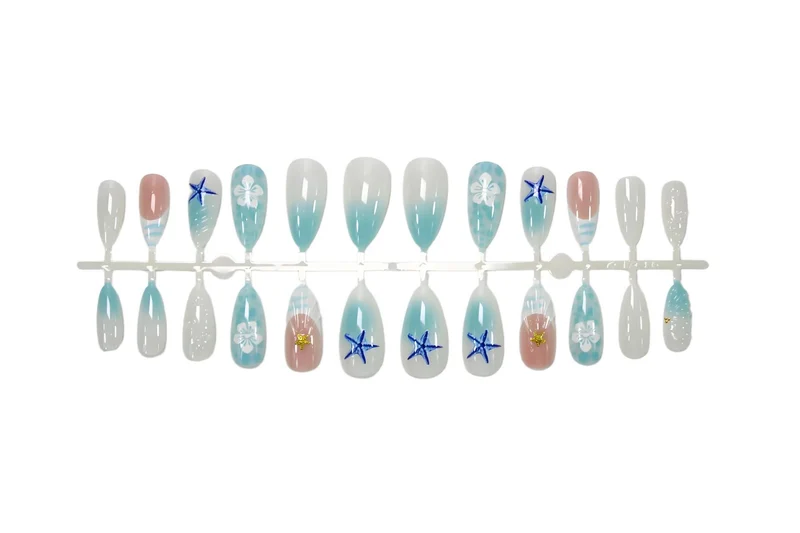 Kunstnagelset mit maritimen Motiven und eleganten Details Brehn