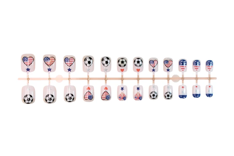 Kunstnagelset mit kreativen Fußball- und Herzmotiven Brehn