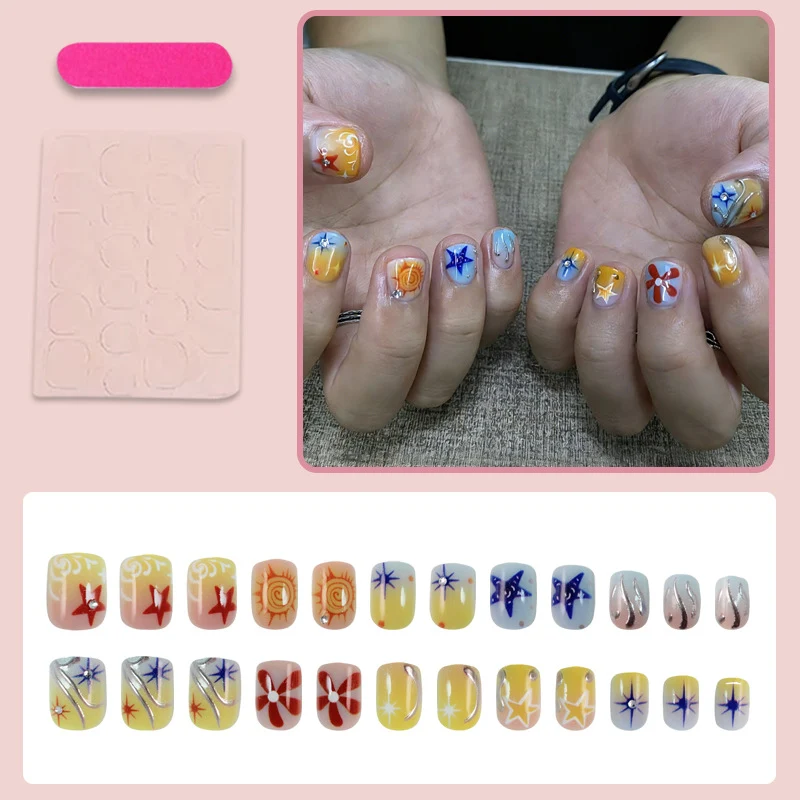 Kunstnagelset mit kreativen floralem und geometrischem Design Brehn