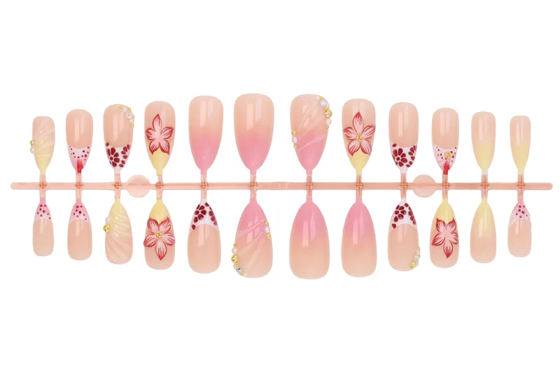 Kunstnagelset mit kreativen floralem Design und glitzernden Akzenten Brehn