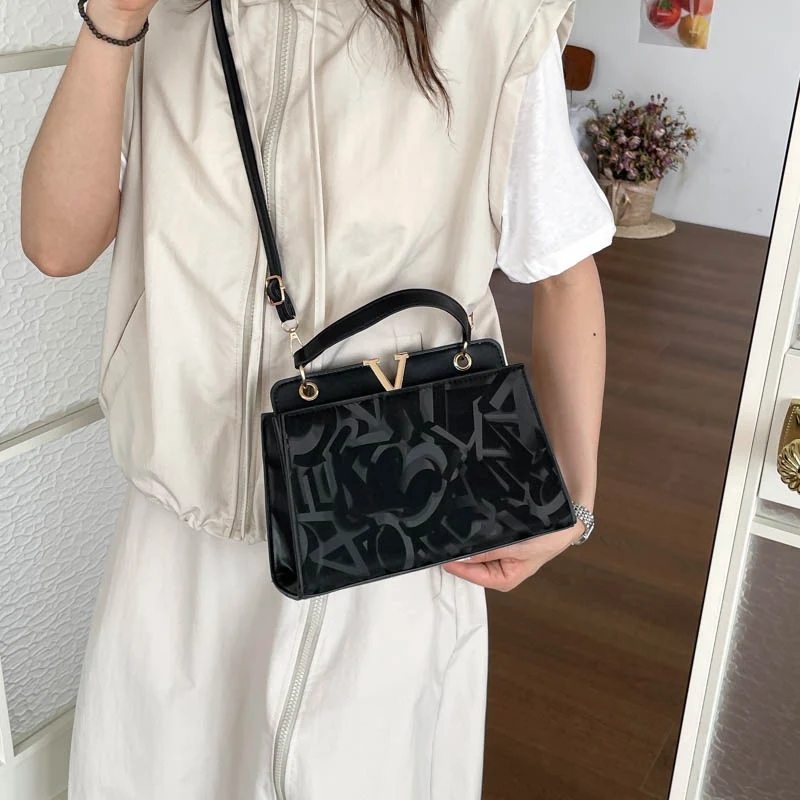 Glänzende strukturierte Handtasche