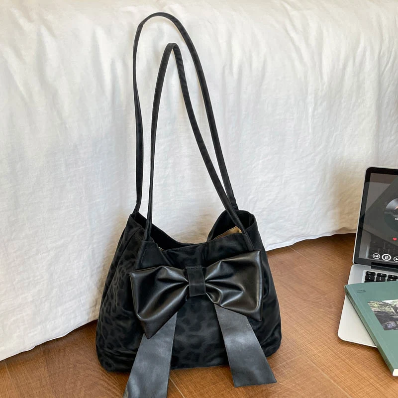 Chic Bogen-Akzent Eimer Handtasche