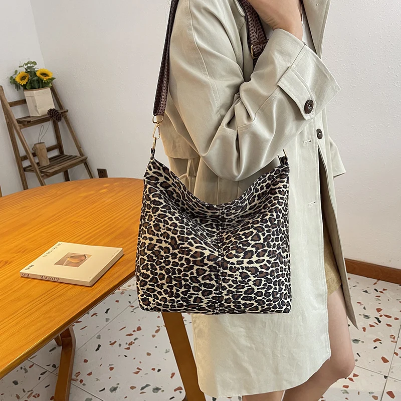 Chic Tierdruck Hobo Tasche