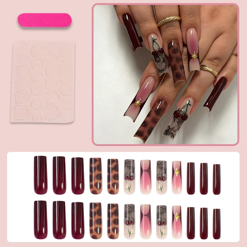 Kunstnagelset mit kreativen Designs und Glitzer Brehn