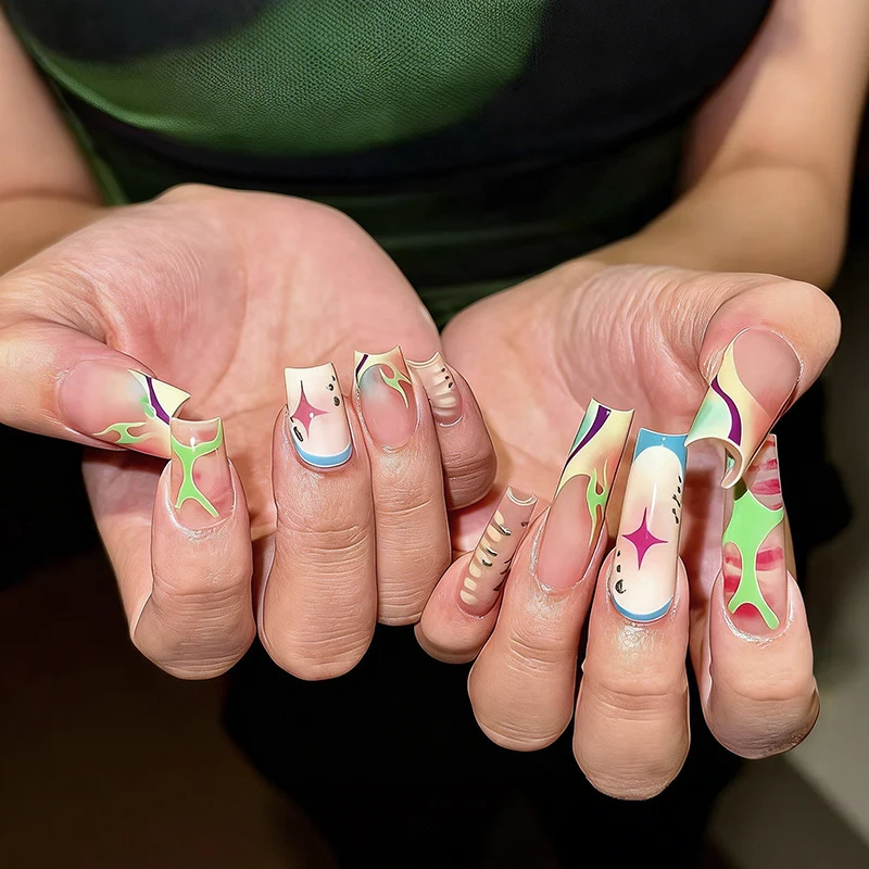 Kunstnagelset mit kreativen Designs und bunten Akzenten Brehn