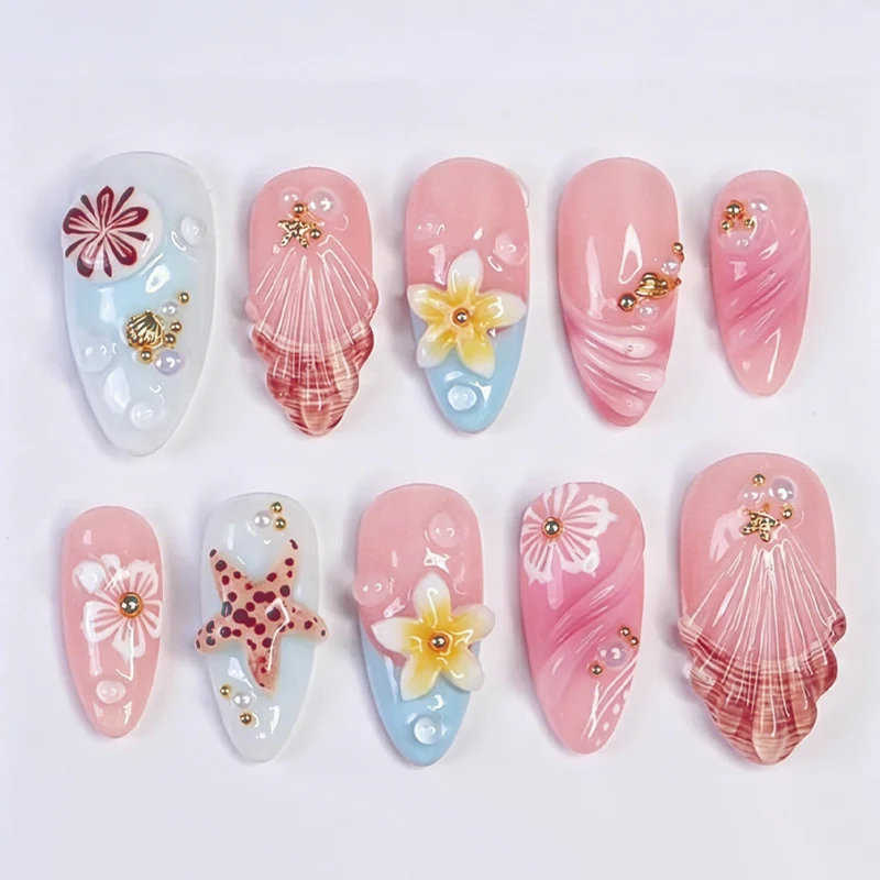 Kunstnagelset mit maritimen Designs und glitzernden Akzenten Brehn
