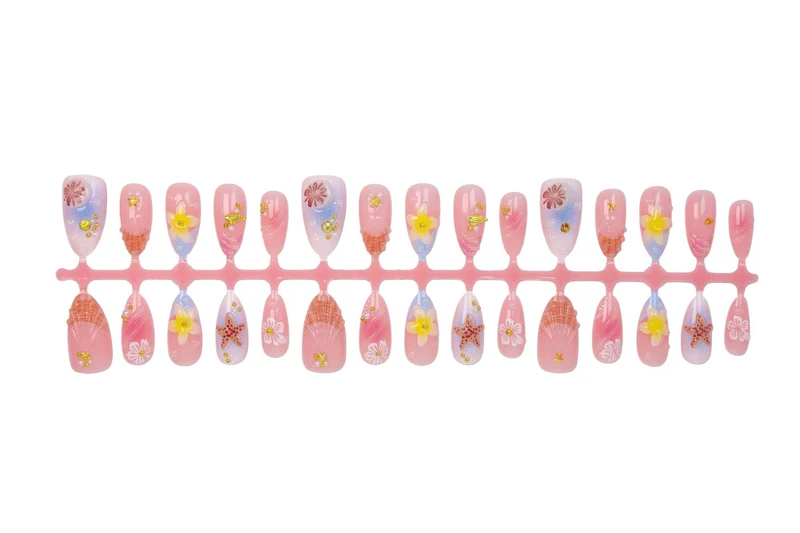 Kunstnagelset mit maritimen Designs und glitzernden Akzenten Brehn