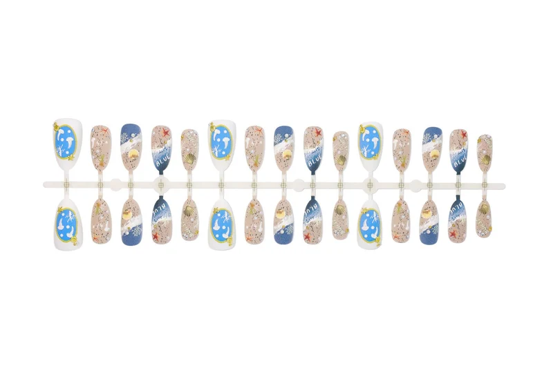 Kunstnagelset mit maritimen Designs und eleganten Verzierungen Brehn