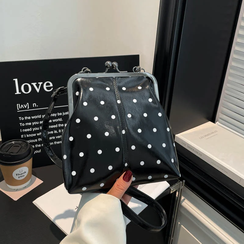 Stylische Pünktchen-Handtasche