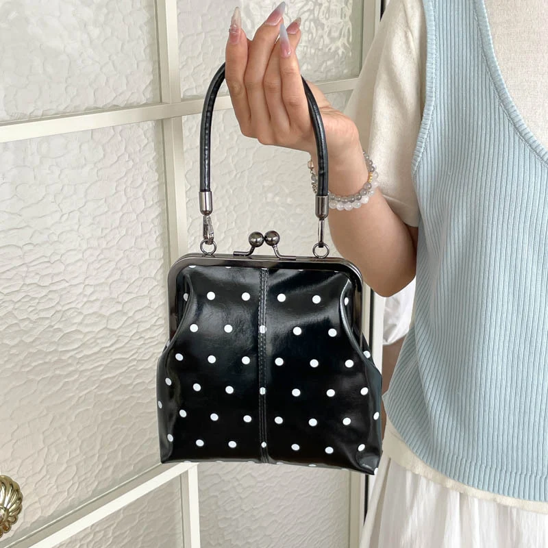 Stylische Pünktchen-Handtasche