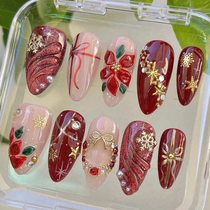 Kunstnagelset mit luxuriösen Weihnachtsmotiven und glamourösen Akzenten Brehn