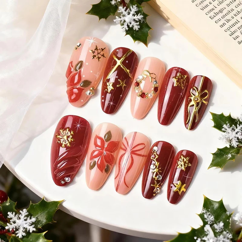 Kunstnagelset mit luxuriösen Weihnachtsmotiven und glamourösen Akzenten Brehn