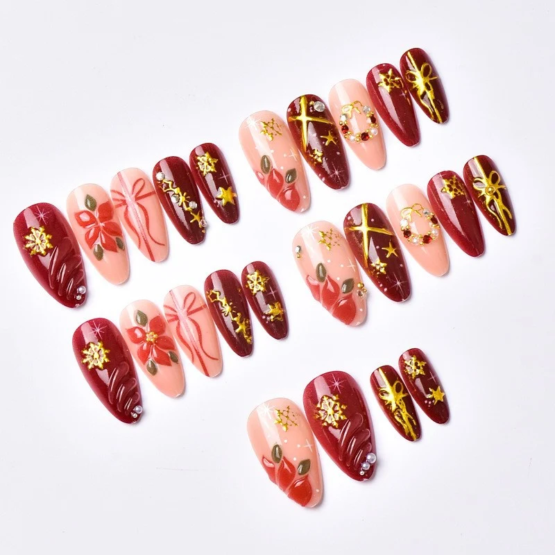 Kunstnagelset mit luxuriösen Weihnachtsmotiven und glamourösen Akzenten Brehn