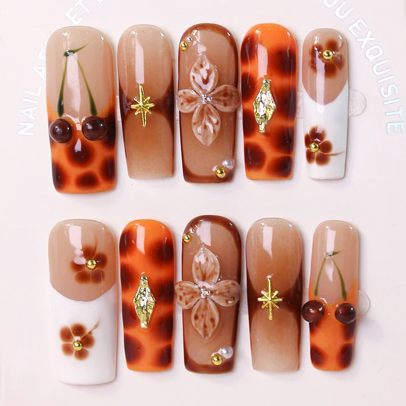 Kunstnagelset mit luxuriösen Verzierungen und stilvollen Akzenten Brehn