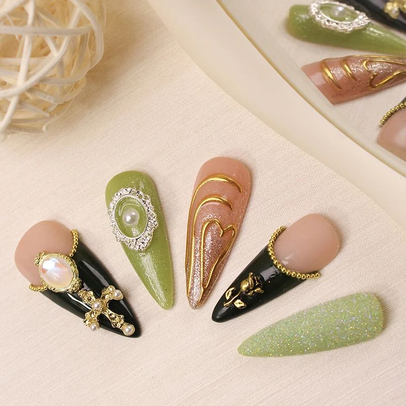Kunstnagelset mit luxuriösen Verzierungen Brehn