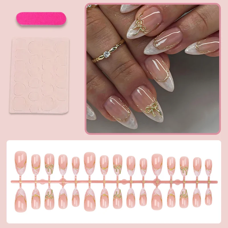 Kunstnagelset mit luxuriösen Spitzen und glamourösen Akzenten Brehn