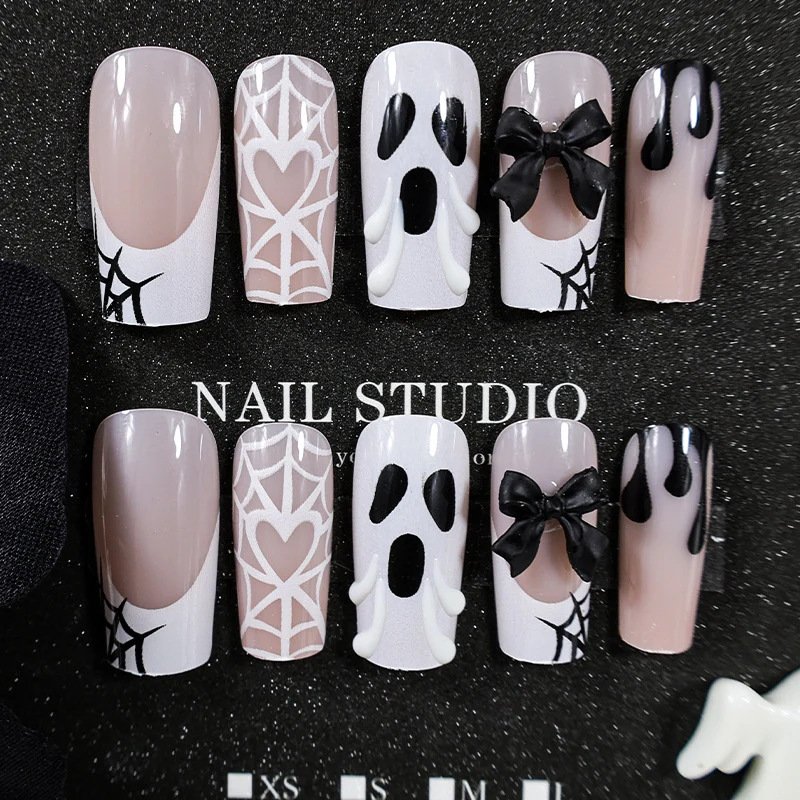Kunstnagelset mit Halloween-Motiv und verspielten Verzierungen Brehn