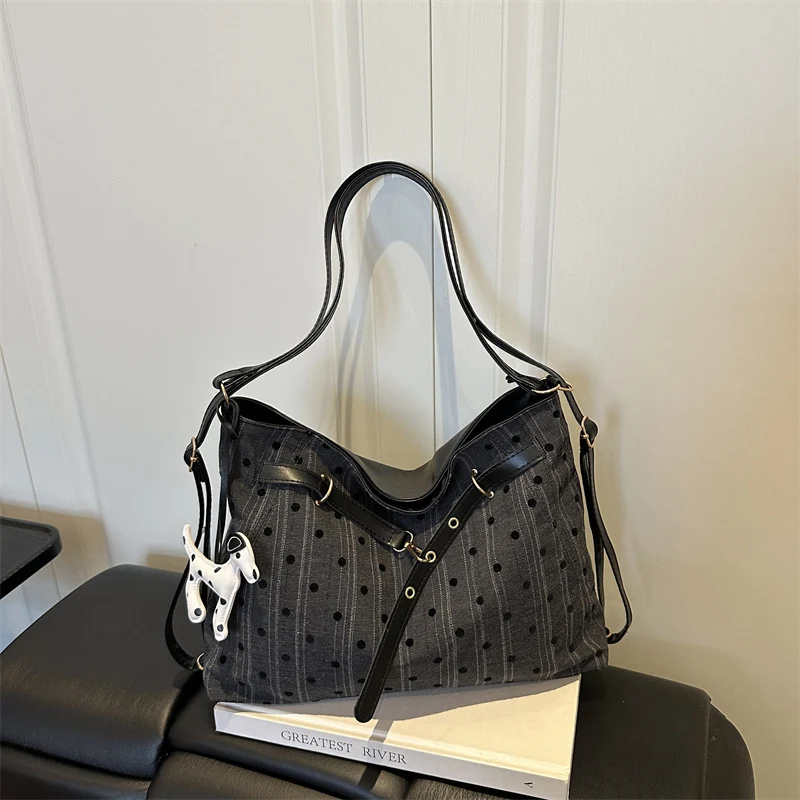 Stylische Schultertasche mit Tierakzenten