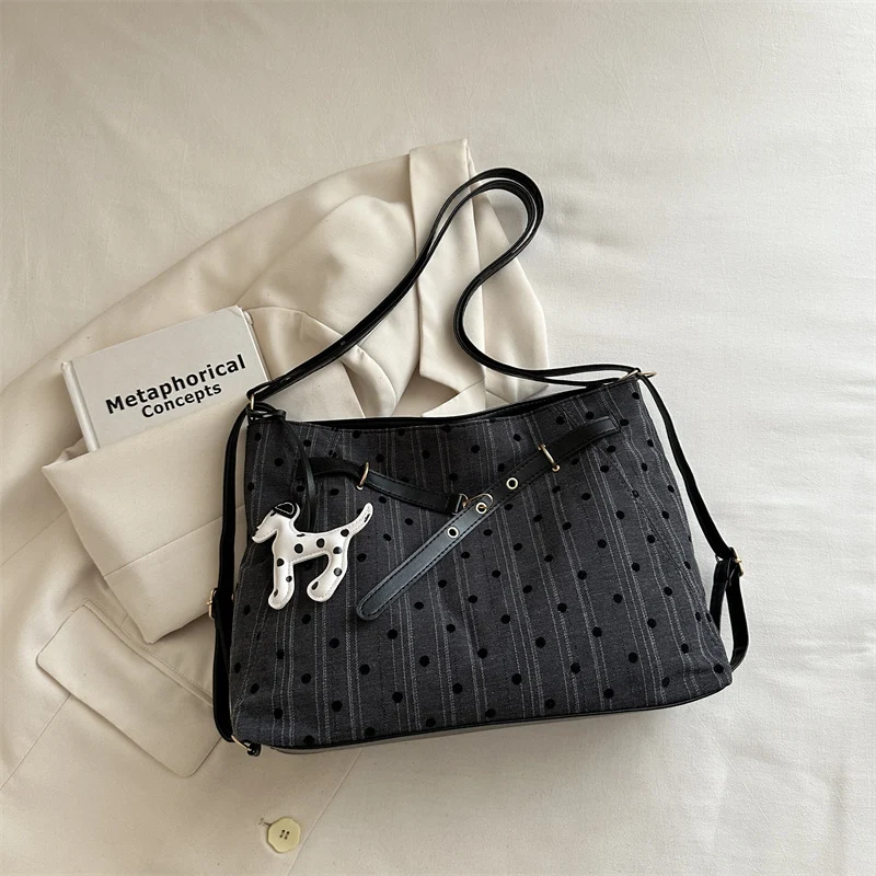 Stylische Schultertasche mit Tierakzenten