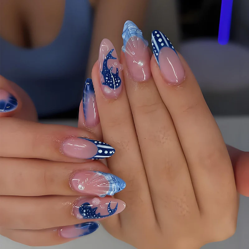 Kunstnagelset mit gruseligen Clown-Motiven und extravaganten Akzenten Brehn