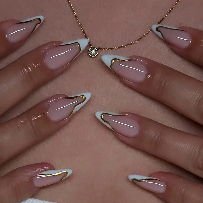 Kunstnagelset mit gruseligen Clown-Motiven und extravaganten Akzenten Brehn