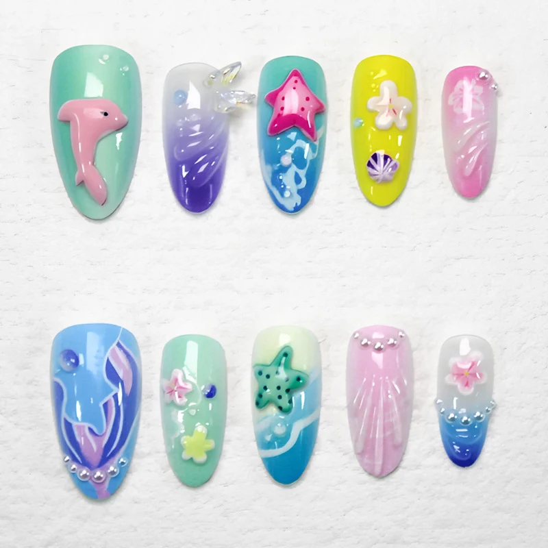 Kunstnagelset mit gruseligen Clown-Motiven und extravaganten Akzenten Brehn