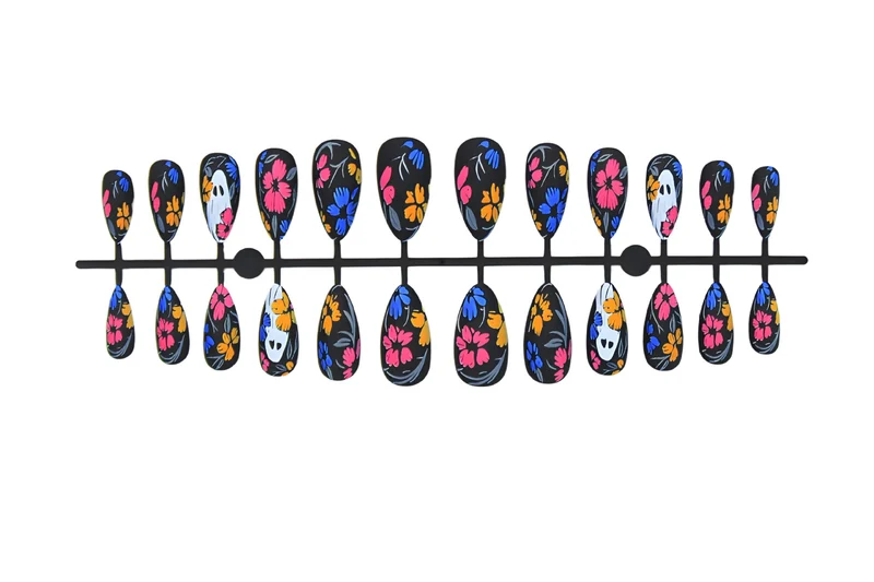 Kunstnagelset mit gruseligem Halloween-Design und bunten Blütenakzenten Brehn