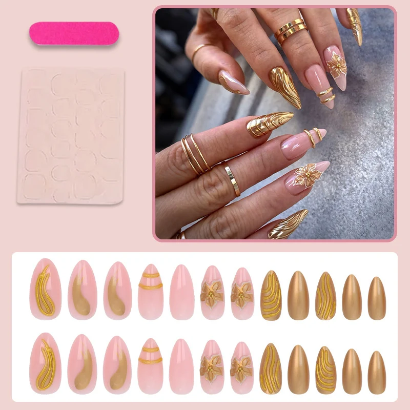 Kunstnagelset mit goldenen Verzierungen und eleganten Formen Brehn