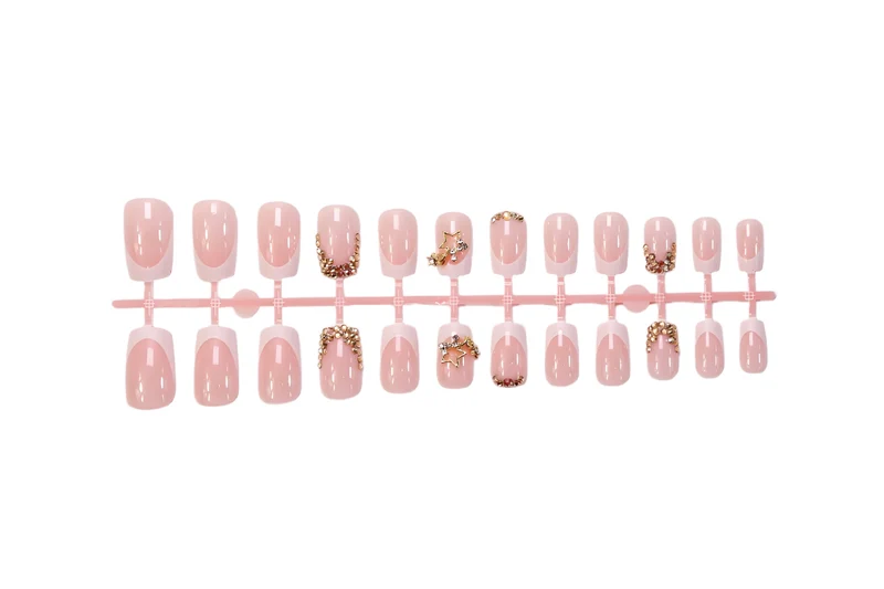 Kunstnagelset mit Glitzerakzenten und Festtagsdesign Brehn