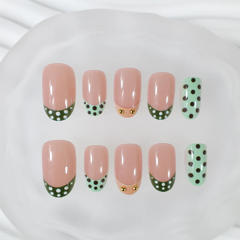 Kunstnagelset mit kreativem Punkte- und Glitzerdesign Brehn