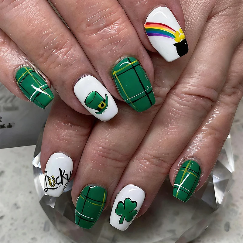Kunstnagelset mit keltischen Motiven Brehn