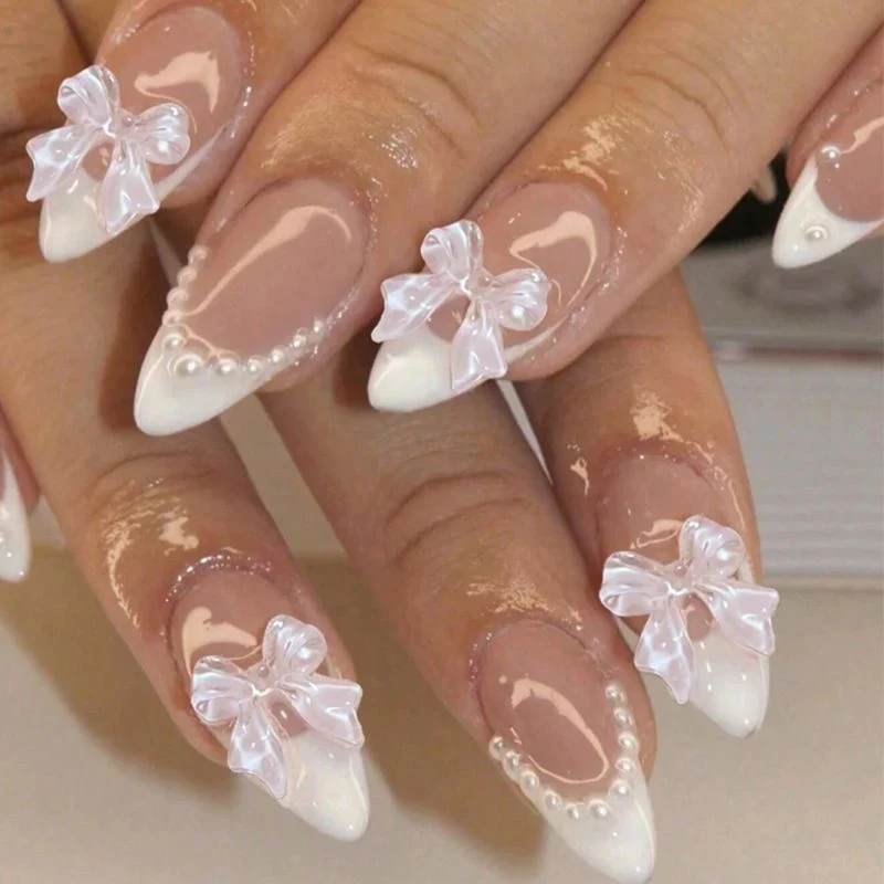 Kunstnagelset mit hochwertigen Designs und eleganten Verzierungen Brehn