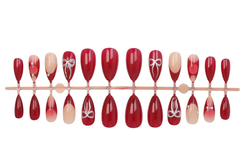 Kunstnagelset mit luxuriösen Glitzer- und Edelsteinverzierungen Brehn