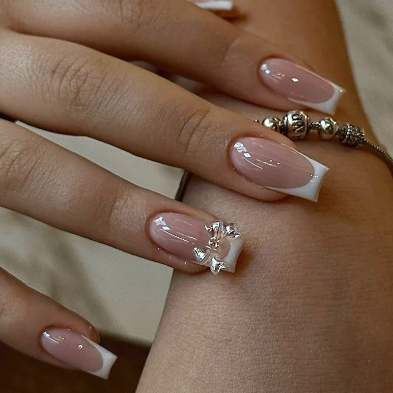 Kunstnagelset mit luxuriösen French-Tipps und eleganten Schmuckverzierungen Brehn